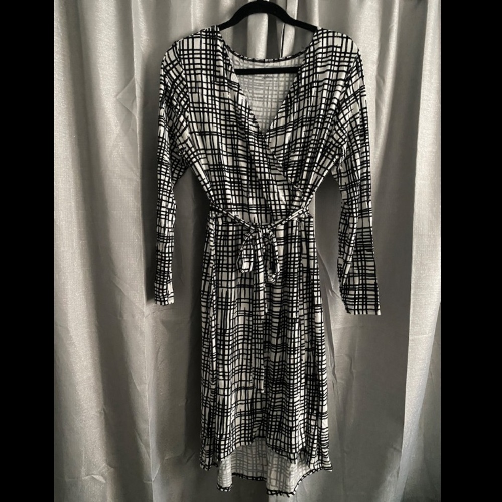 Pretty black and white wrap dress!